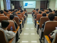 员代表及2023级本科生代表加入演讲会